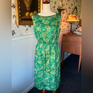 Vintage 60s 70s Green & Gold Chinoserie Asian Swirl Print Sheath Cocktail Dress
